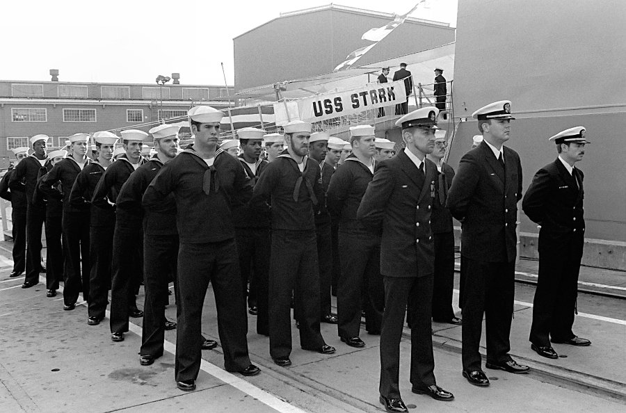 23 October 1982: Officers and crewmen of Stark perform the duties of honor guard during the ship's commissioning ceremony.