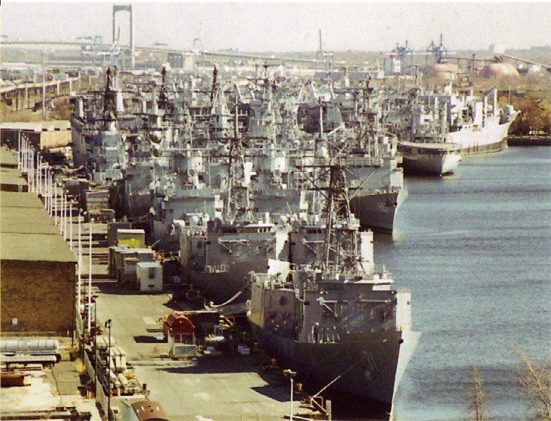 November 1999: Philadelphia, PA. - Stark in the Inactive Ship Facility at the Philadelphia Naval Shipyard. Stark has been 
                            demilitarised and awaits disposition.