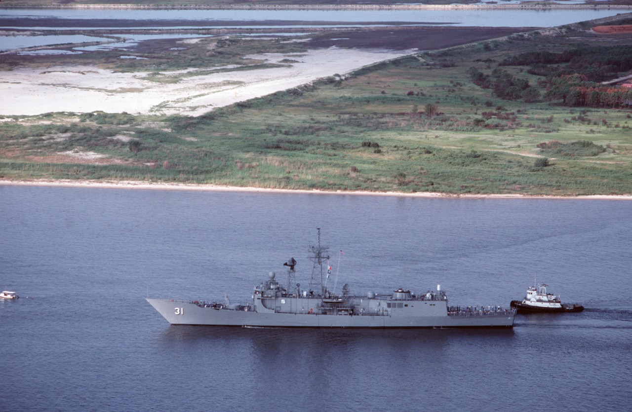 28 August 1988: A tug stands by to assist Stark as the frigate resolutely returns to sea for her trials.