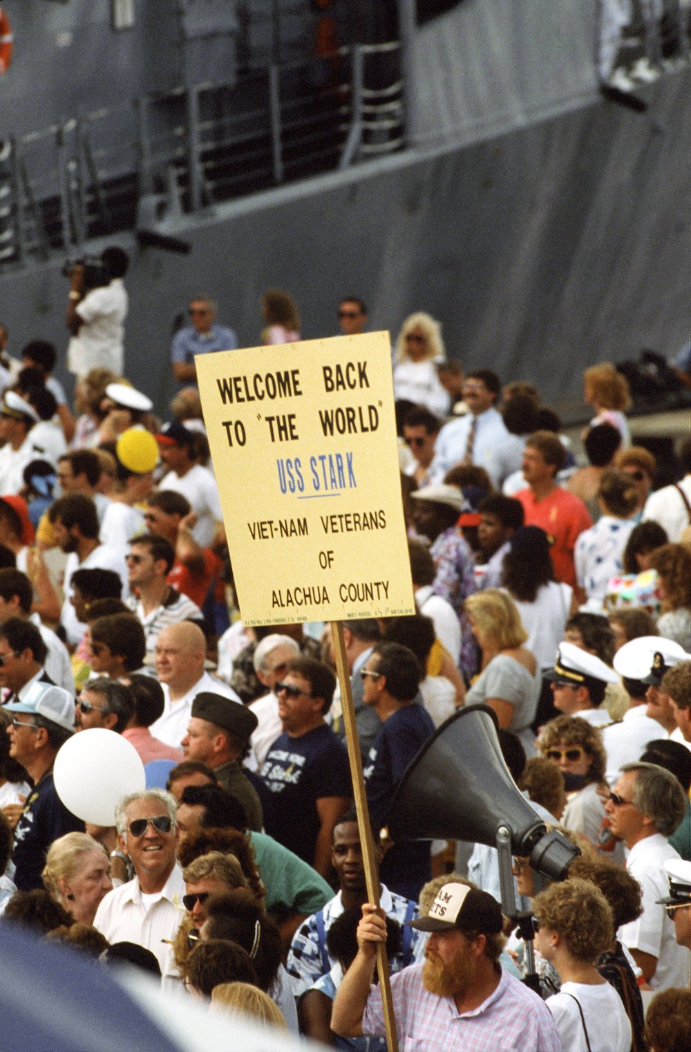 01SEP88 USS Stark pulls into Mayport Naval Station.