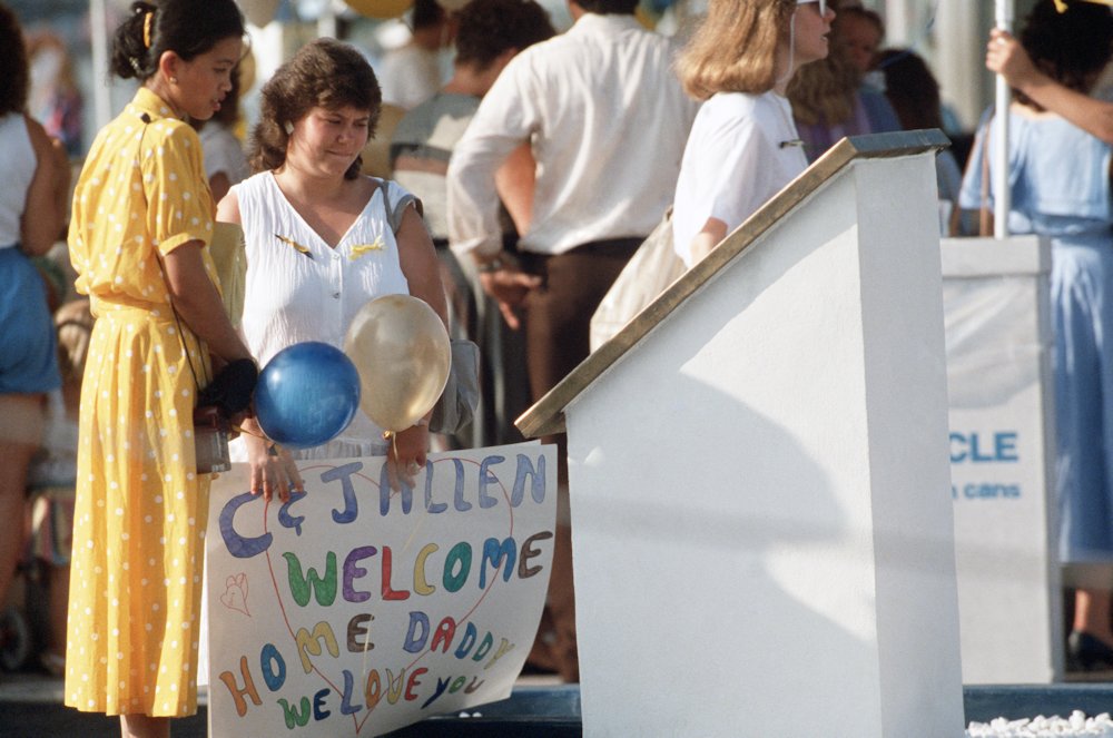 01SEP88 USS Stark pulls into Mayport Naval Station.