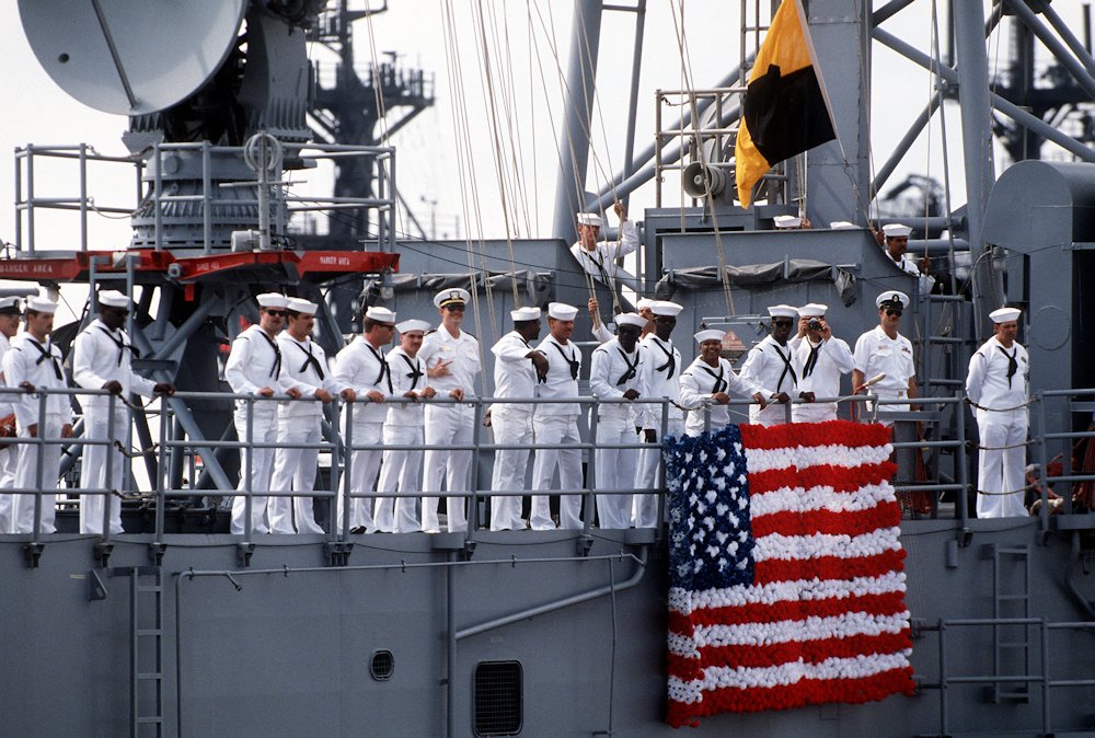 01SEP88 USS Stark pulls into Mayport Naval Station.