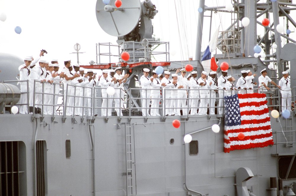 01SEP88 USS Stark pulls into Mayport Naval Station.