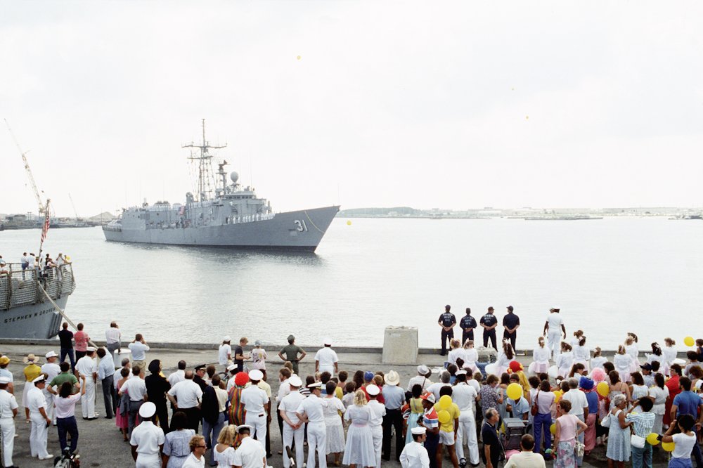 01SEP88 USS Stark pulls into Mayport Naval Station.