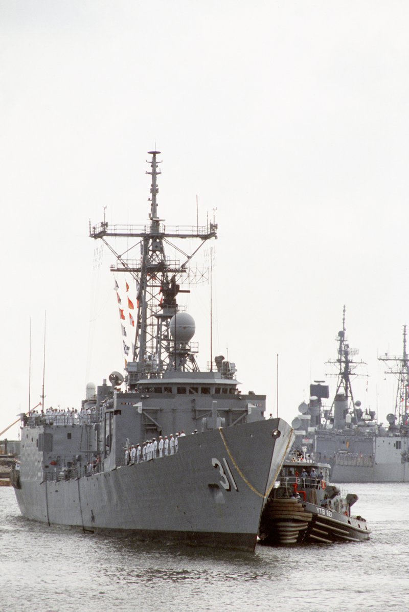 01SEP88 USS Stark pulls into Mayport Naval Station.