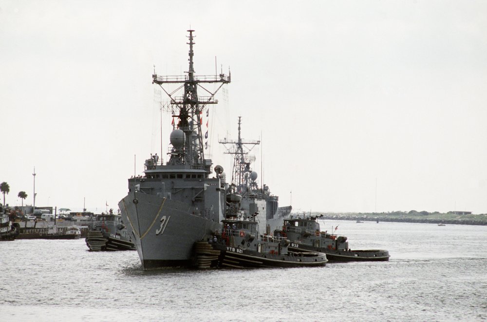 01SEP88 USS Stark pulls into Mayport Naval Station.